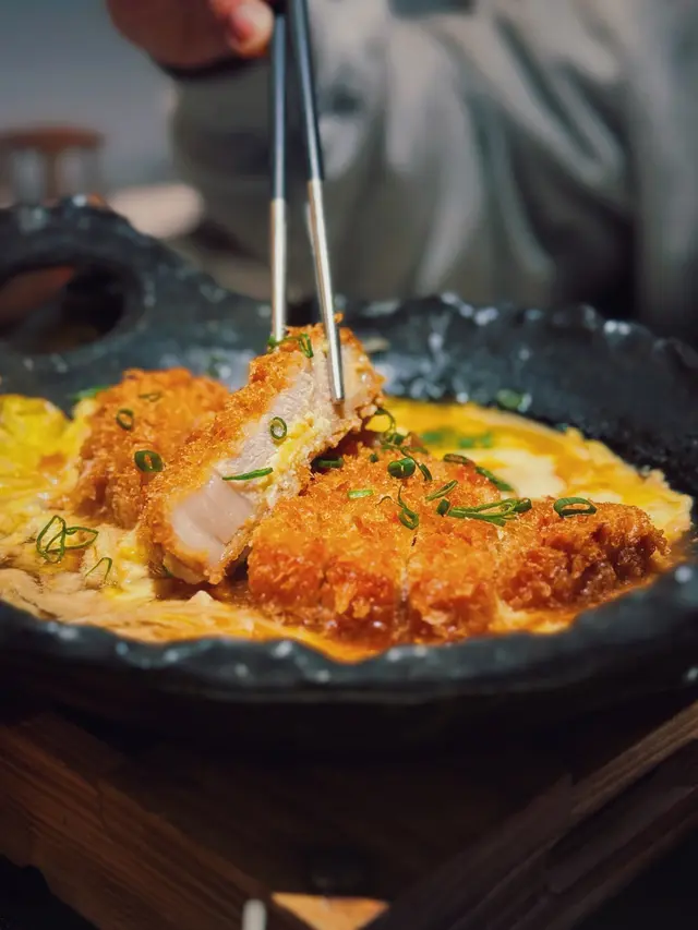 鍋膳同樣出色 
厚切豚肉超嫩 咁厚都好易咬開🙌🏻
洋蔥滑蛋好甜 減低豬扒既膩感
浸住係滑蛋入面吉列豬既外皮都冇稔到
係因為「黃金60秒」既炸物法則
麵包糠覆蓋厚度較一般薄 高溫快火油炸60秒秘技
就可以鎖住肉汁而保持皮脆🔥