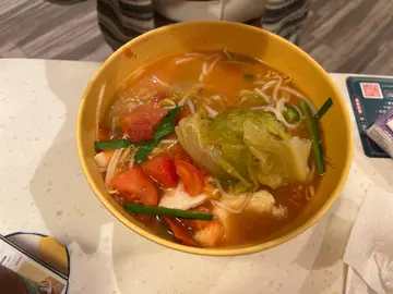 蕃茄汤  生菜  鸡肉米线