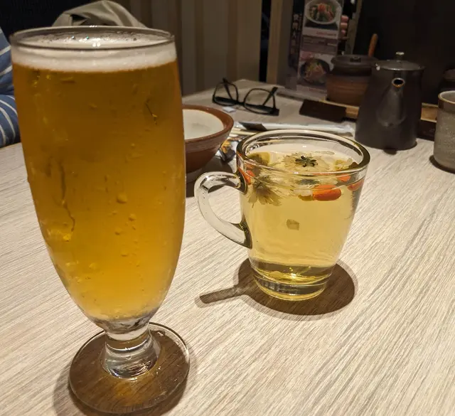 麒麟啤 $22 / 熱杞子菊花茶 $25