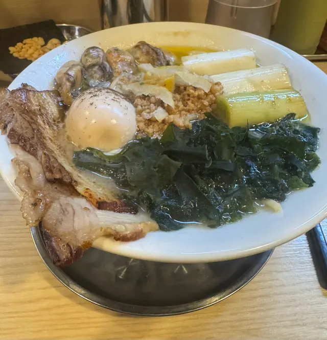 成碗麵材料豐富.蠔肉都飽滿.湯底蠔味濃郁.口味好鮮甜.配料有溏之蛋🥚.肉碎.柚子.海帶同煎香大蔥.食到一半湯底混合配料.湯底更有層次
