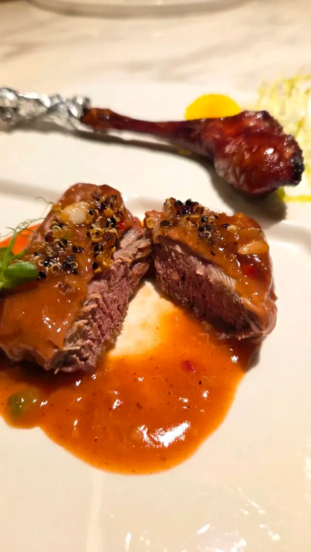 乳鴿二食，一邊炸乳鴿腿，一邊慢煮乳鴿上肶，用手揸住嚟食非常滋味
