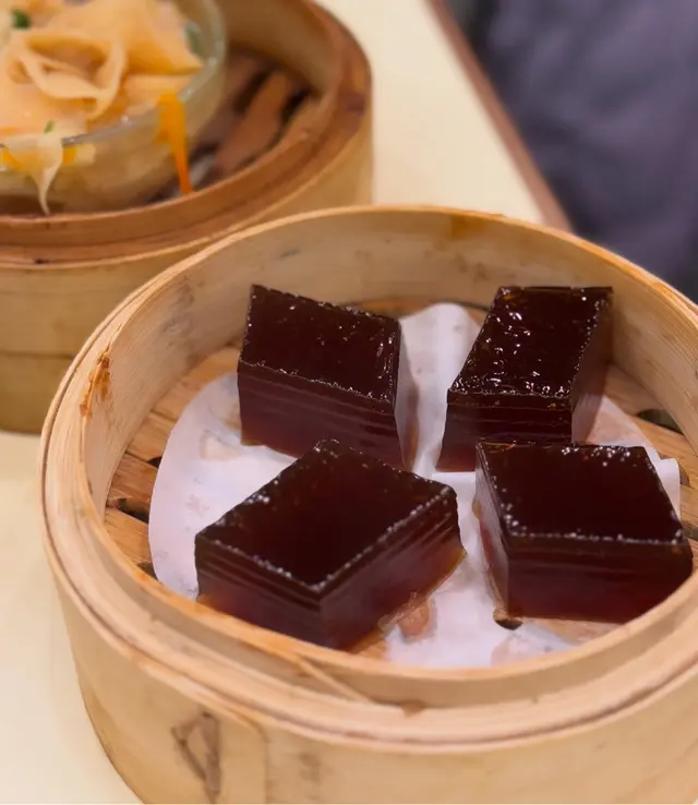 薑汁嘅微辣、桂圓同紅棗嘅甜蜜相互交融，食落煙煙韌韌，甜度適中，甜而不膩