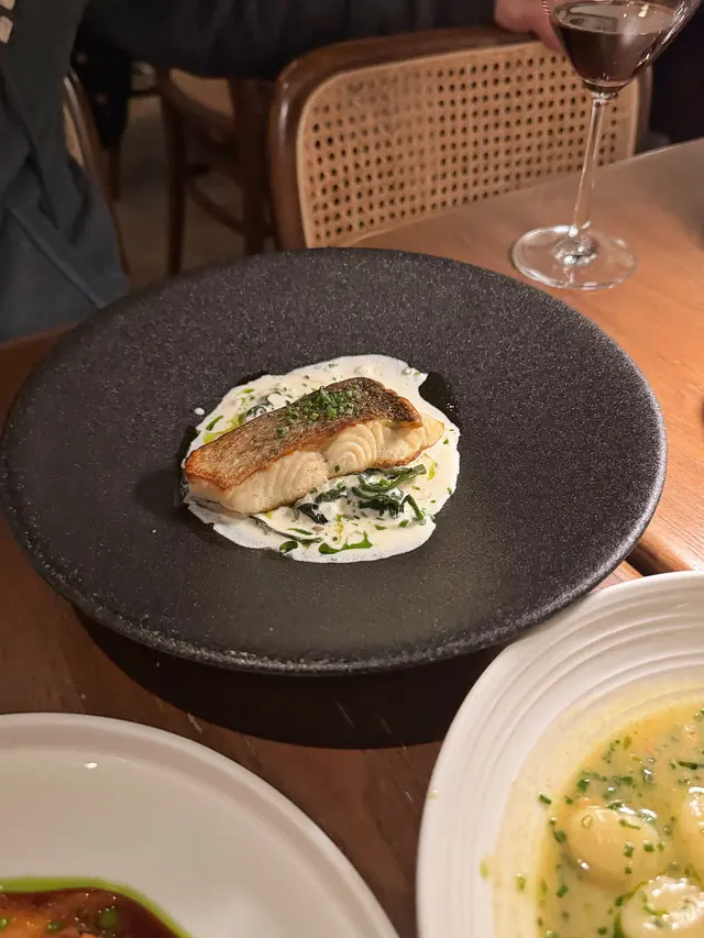 烤大西洋鱸魚配忌廉菠菜