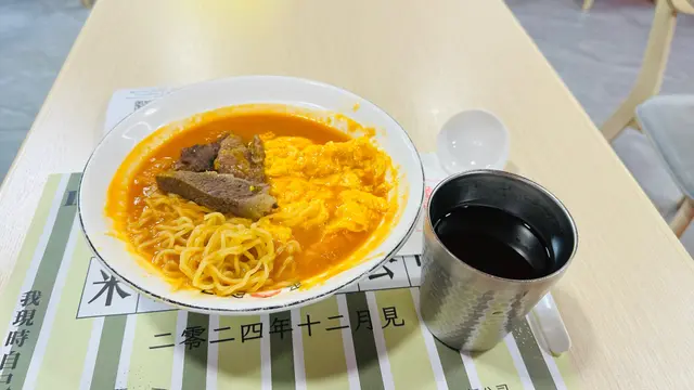 騸牯滑牛、牛面頰、滑蛋、蕃茄湯拉麵配熱紅棗桂圓桑寄生茶