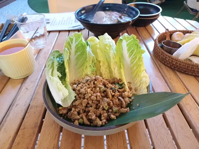 泰式蜆肉生菜肉碎包