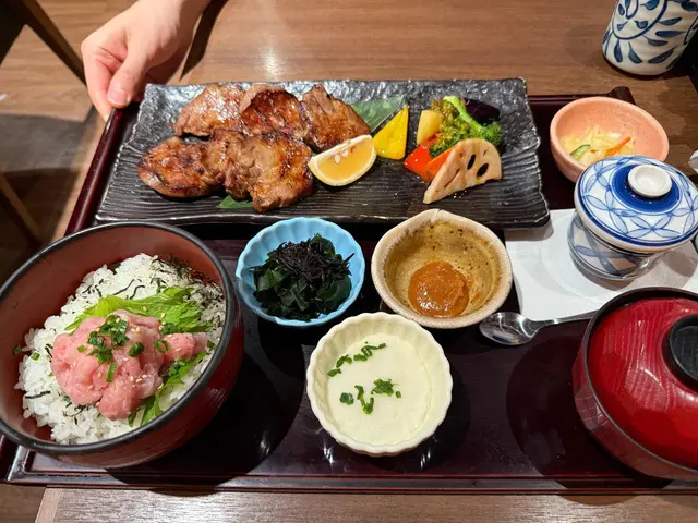 牛舌定食加吞拿魚蓉飯