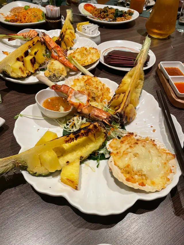 扇貝、半殼蠔、大虎蝦、鮮菠蘿