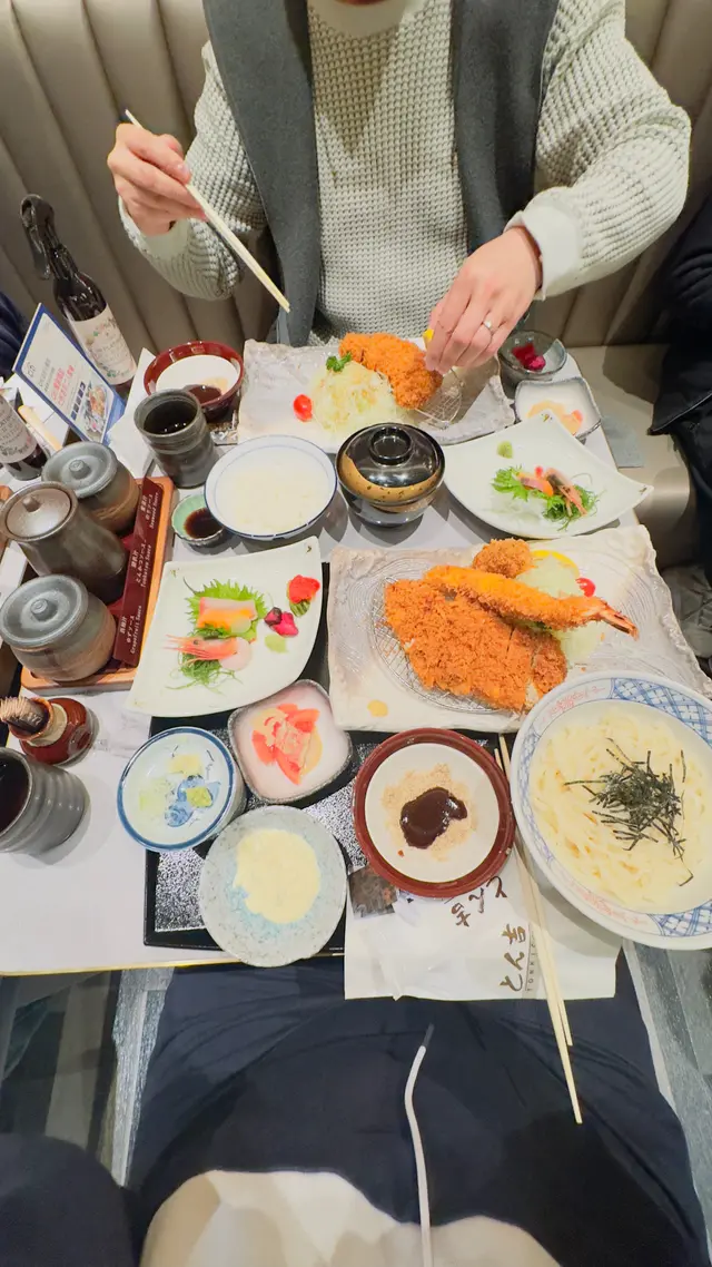 張枱實在太細，除左擺唔哂外，我仲同隔離枱果位生先非常親密，所以我最後決定拉開左張枱（不是貼緊）起碼我手踭食野時撞唔到旁邊果位￼