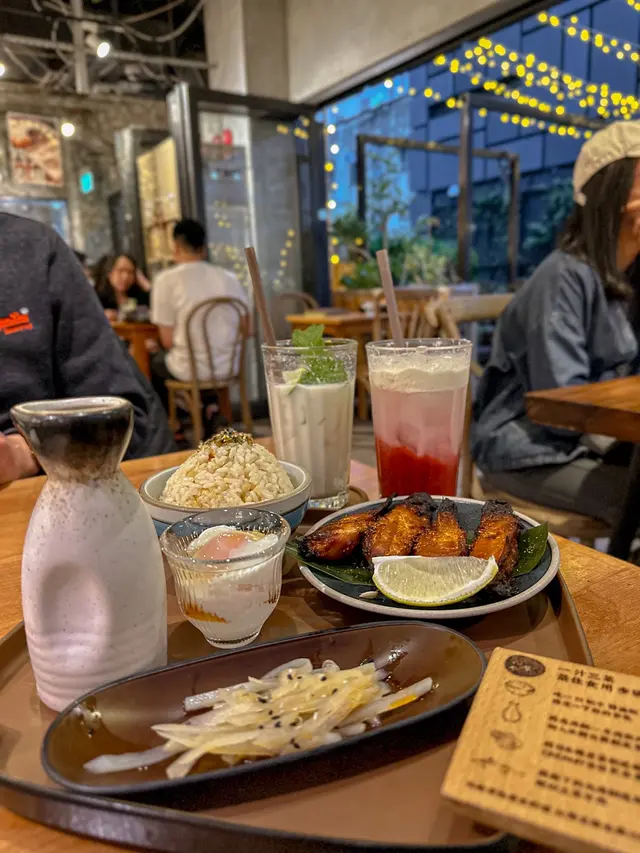 三文魚鰭啱啱燒起再加少少燶邊咁食好香脆