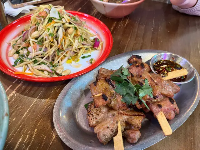 沙嗲豬串燒但搵唔到沙嗲，不過燒得啱啱好，好好味，下次二訪可以再叫。青芒沙律唔太啱本人口味，亦同平時食開嘅泰式沙律味道好似有啲唔同。