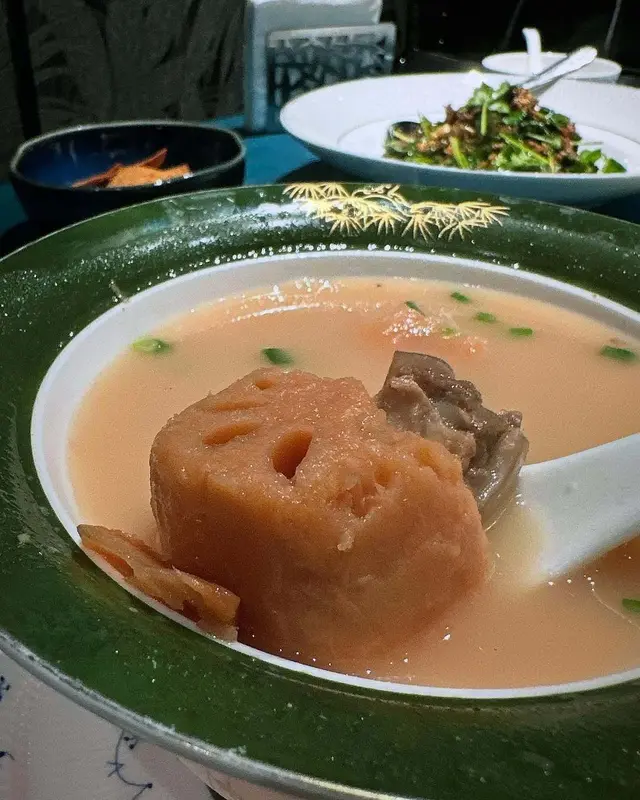 湖北蓮藕加筒子骨慢燉，湯底清甜，用蠟燭台保溫，飲到最後一啖都仲熱辣辣又足料！