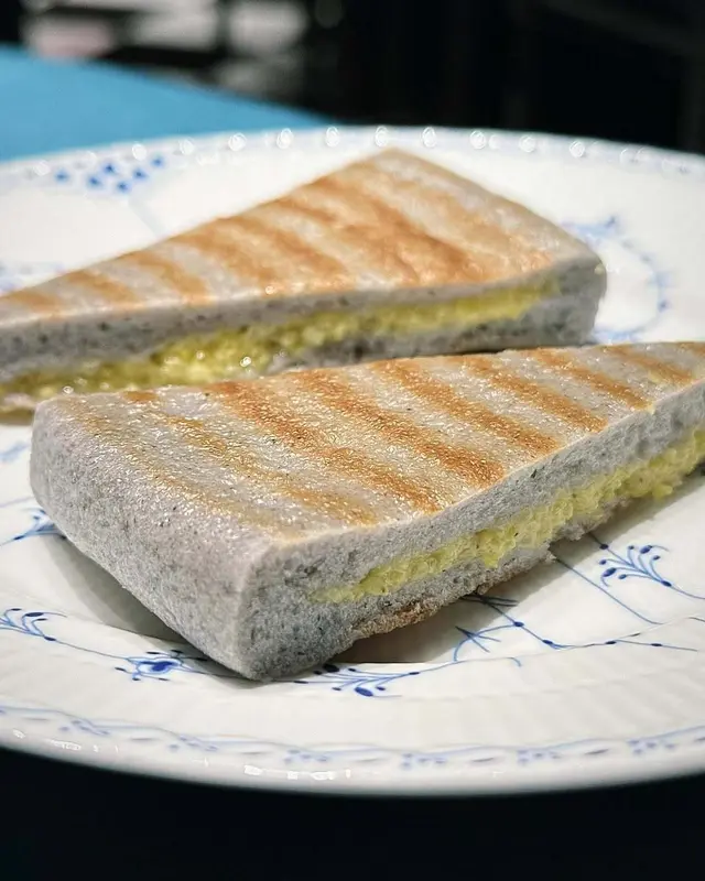 口感些微煙韌，淡淡小米甜香似白糖糕。