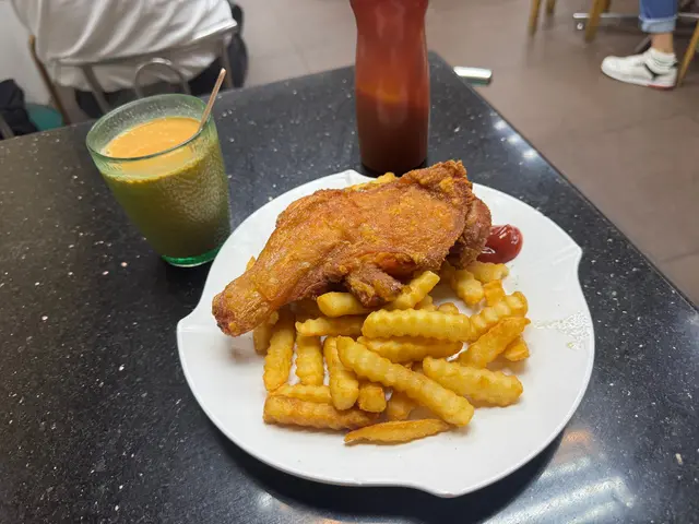 #香港美食 #紅磡  今日專登來試紅磡炸雞髀名物，加杯熱奶茶，$50大元，奶茶有茶味是可以的，食物炸雞髀炸得甘脆，裏面亦有肉汁算是滿意，正常茶餐廳曲面薯條也非常香口，唯獨是這茶餐廳是需要先購票，就是這收銀員，充滿香港特色，超級冇禮貌，剛到餐牌附近望一望，就吹你叫嘢，表現出很不耐煩的樣子，這樣的服務態度，香港點會唔死？
