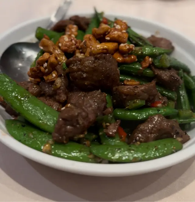 🍽️ 琥珀蜜椒牛仔肉 $168
牛仔肉非常細嫩,肉質鬆軟易入口,牛粒口感嫩滑多汁,帶點黑椒醬汁入味,搭配清脆的豌豆相得益彰!餐面上還灑滿蜜糖核桃,獨具特色!🥩🥩🌶️