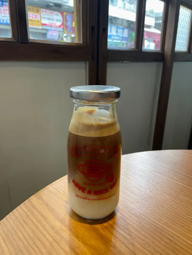 咁岩係附近食完拉麵 想飲杯咖啡提下神 又過嚟幫襯😆 今次叫左一杯iced latte同一杯鳳梨酥🍍 而加iced latte會用玻璃樽裝住 好有港式風味 latte味依舊香濃😍 鳳梨酥有濃濃既菠蘿香 酸酸甜甜 但唔會蓋過咖啡原本既香味 入面仲有片菠蘿可以食埋 好有夏天既感覺😋 會再返嚟幫襯！