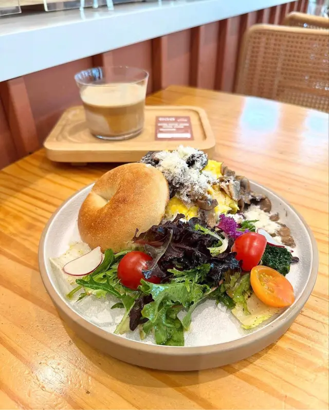 蘑菇、炒蛋、巴馬臣芝士貝果