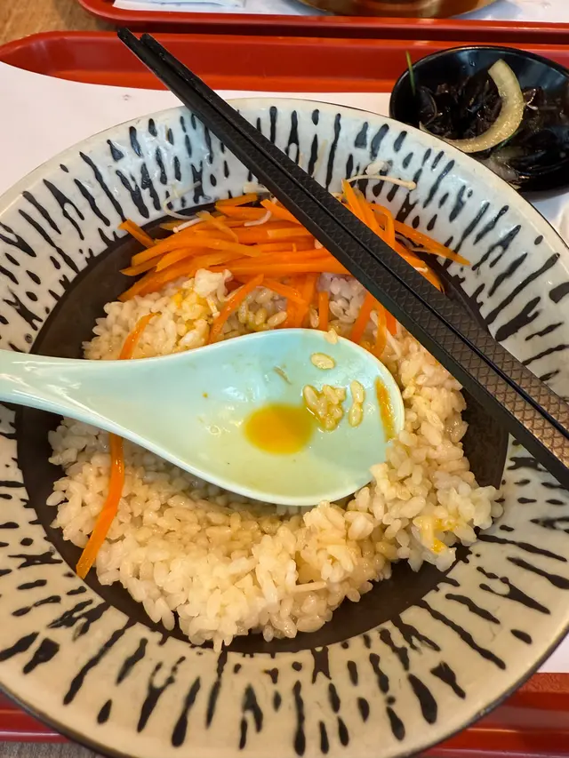 都係咁樣啦，就咁淥熟咗啲肥牛，金菇，蘿蔔絲，一隻半熟蛋，咁就一個飯啦，又係冇味道㗎￼