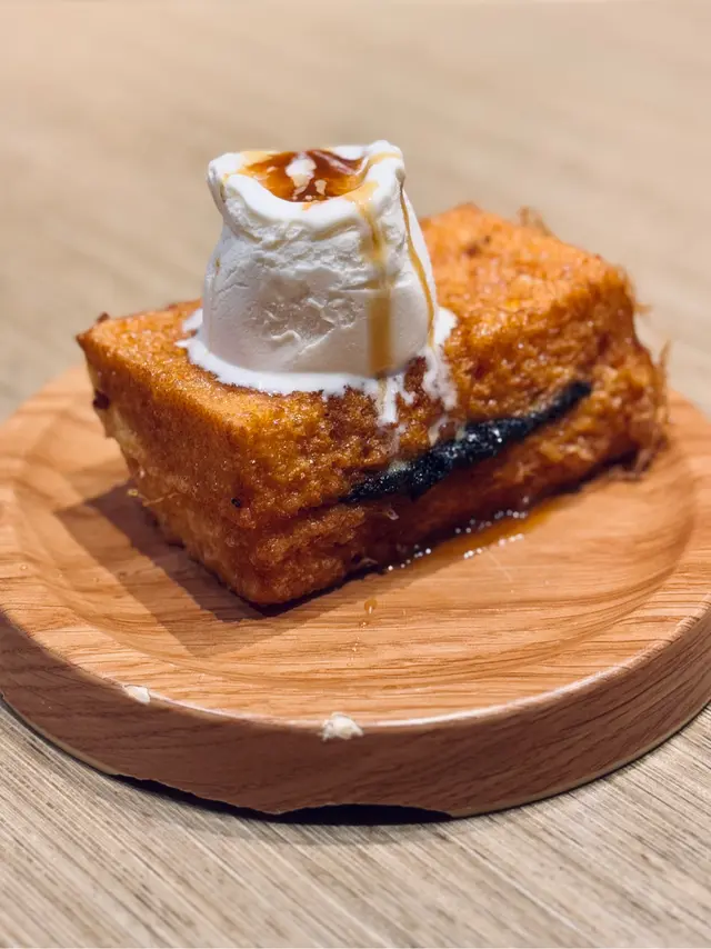 黑芝麻西多士伴雲呢拿雪糕