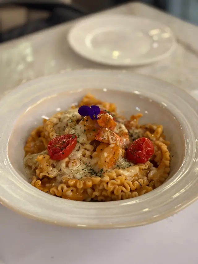 龍蝦汁芝士波浪意粉配虎蝦