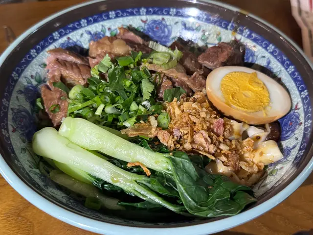 🍲 紅燒牛肉麵 (轉刀削麵) $70 這碗紅燒牛肉麵配上轉刀削麵，肉質鮮嫩多汁，湯頭濃郁，讓人回味無窮！🍲🥩🍜