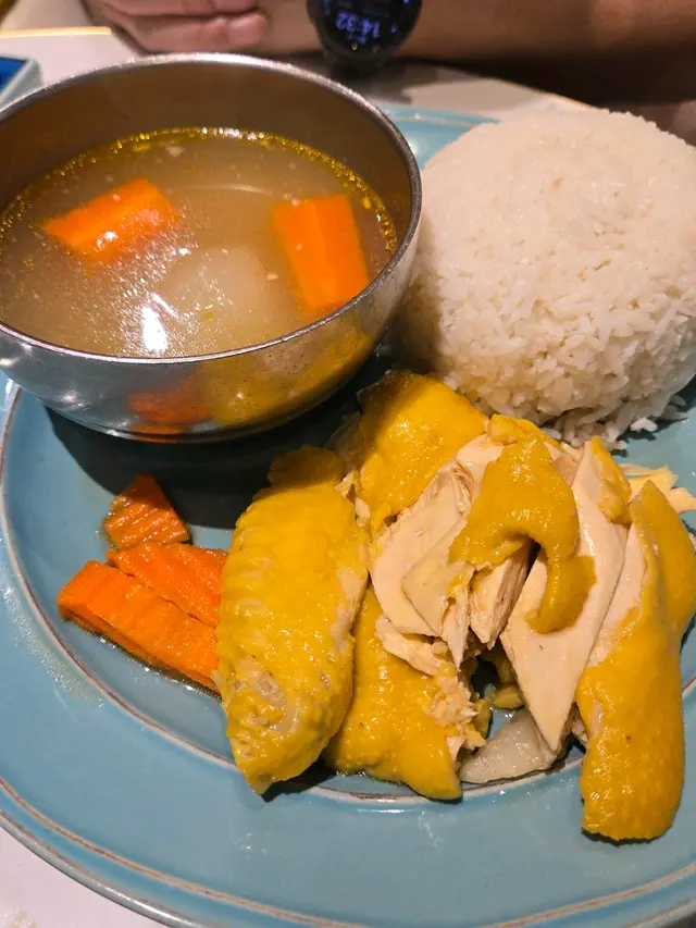 在這家泰作餐廳用餐的經驗非常愉快。海南雞飯好味道。服務人員友善熱情,環境舒適,讓人感到放鬆。