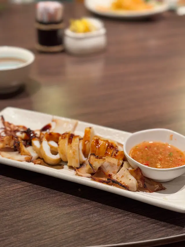 外焦內嫩，鮮香四溢，口感彈牙，搭配泰式醬汁更添風味