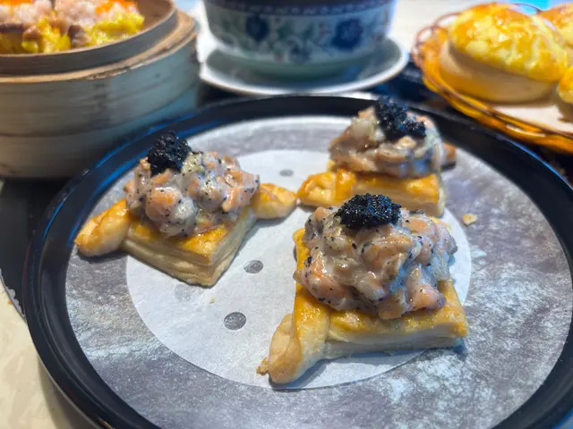 黑松露赤螺三文魚酥