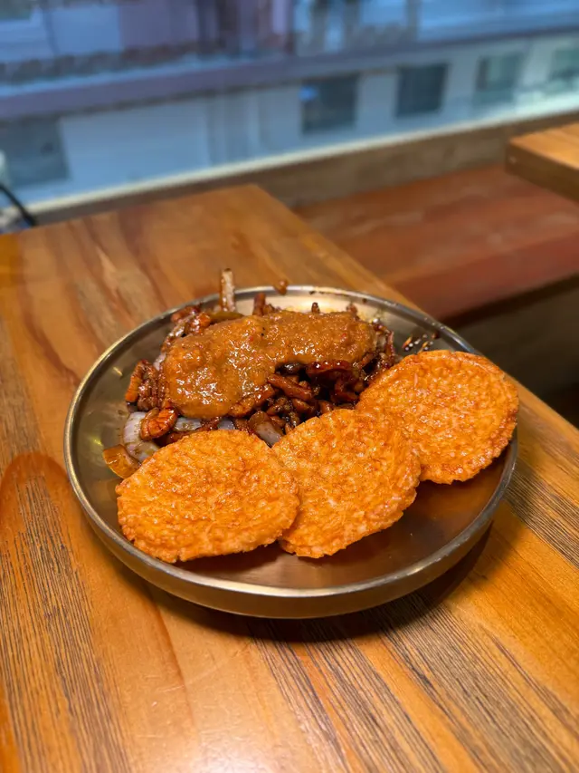 印尼沙爹炒豬肉配米餅