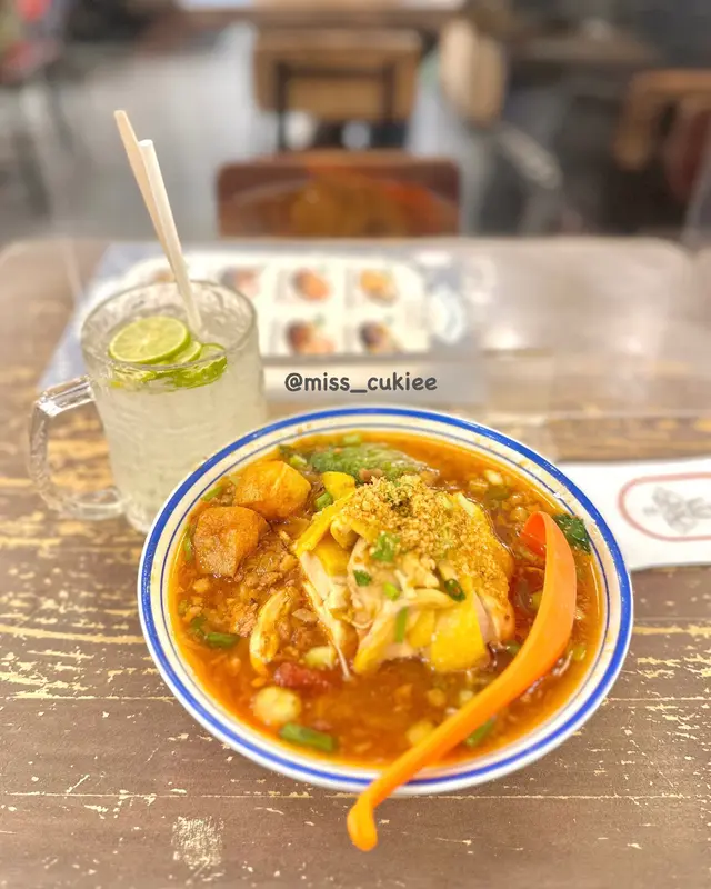 招牌蕃茄肉碎湯河粉配海南雞 (HK$48) & 青檸梳打 (+HK$9)