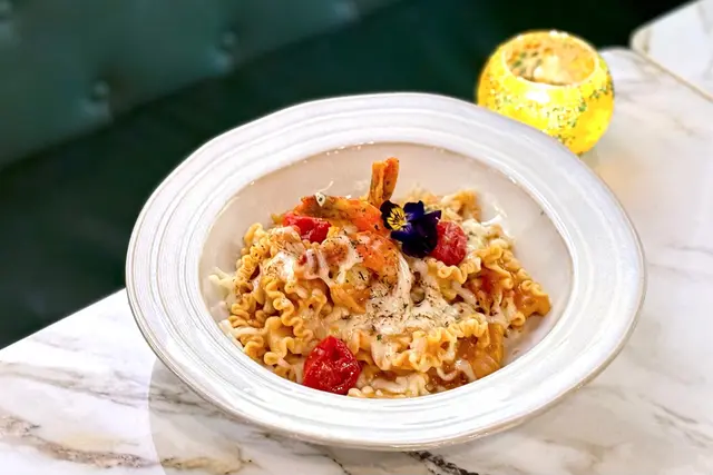 龍蝦汁芝士波浪意粉配虎蝦