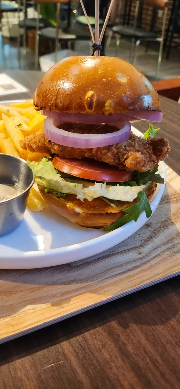 秘製辣醬炸雞芝士漢堡配黑松露醬薯條