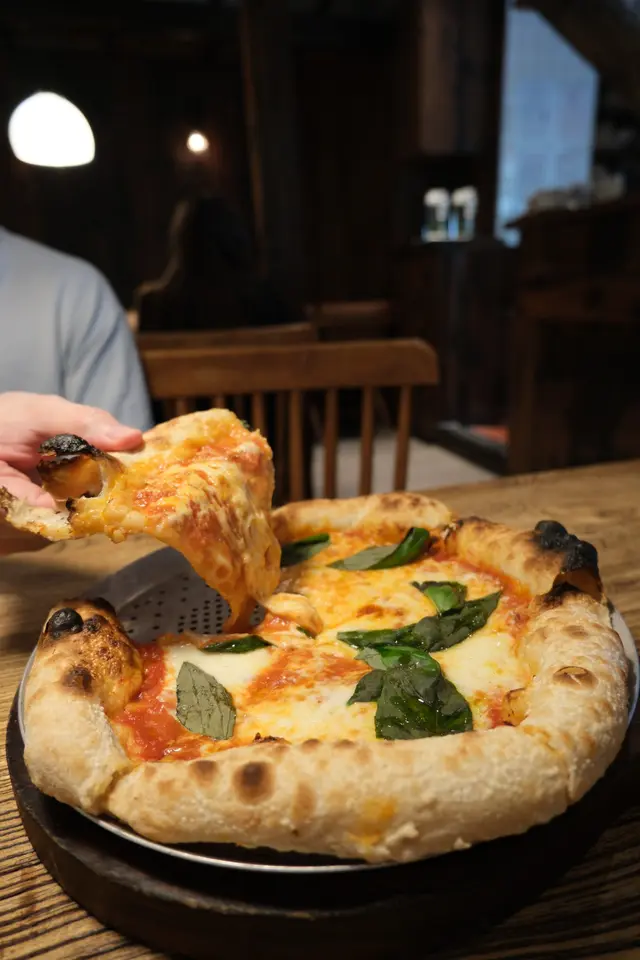 Pizza是𝐇𝐲𝐠𝐠𝐞的主打餐點，Pizza Dough一共發酵兩天，批底呈蜂巢狀非常鬆軟，而且有焦脆批邊～這次點了經典的瑪格麗特，帶有酸酸甜甜的味道+羅勒的清香，很惹味！