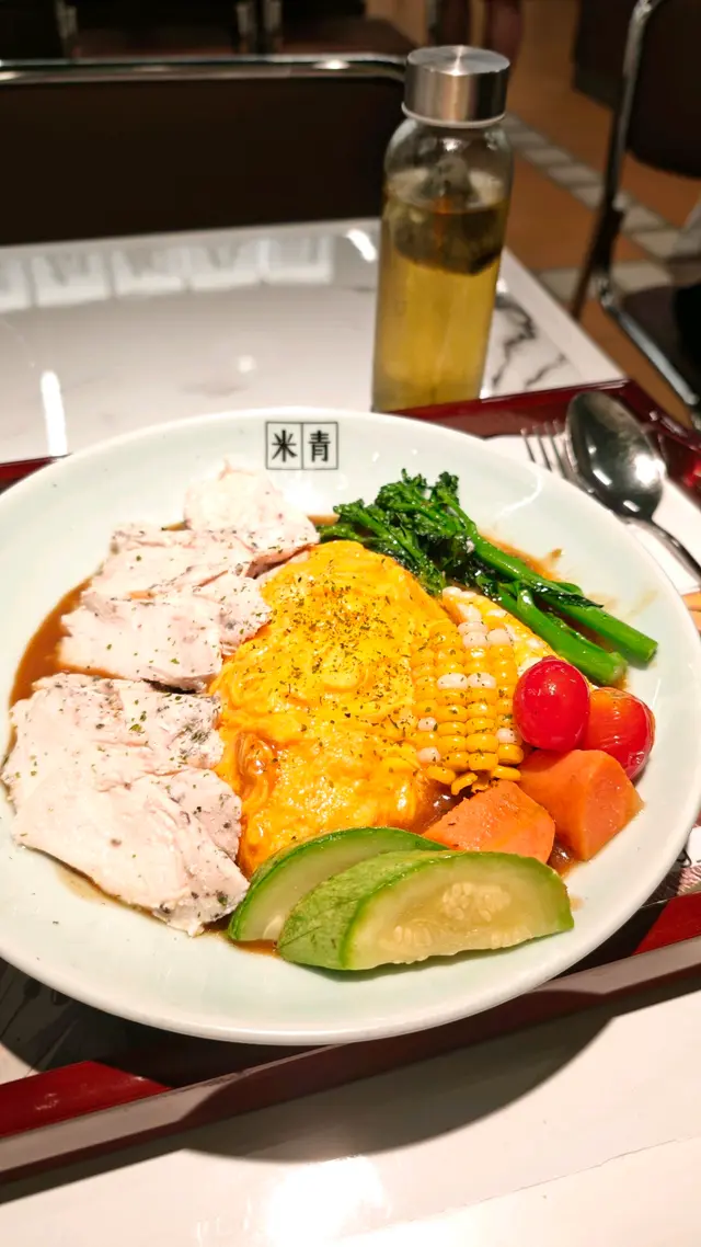 嫩雞胸咖哩汁蛋包飯