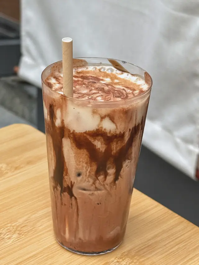 使用有機秘魯可可粉的黑朱古力飲料，苦中帶有一點甜 ！