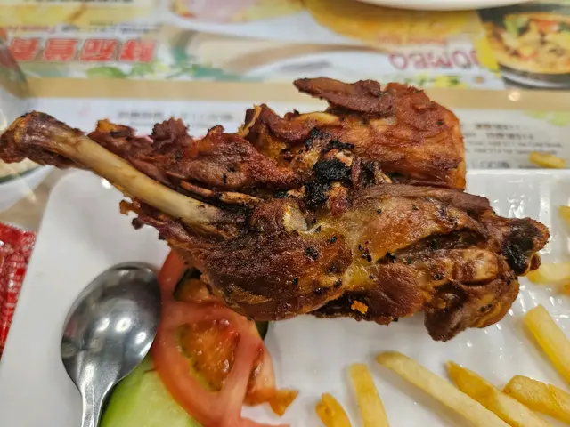 環窄，衛生情況麻麻，職員態度惡劣。
叫左個下午茶餐，炸雞脾薯條加沙律52蚊。比其他茶餐廳貴不特止，個雞脾炸到乾晒又燶，睇落仲好似少左忽肉，d而薯條又喺炸到乾晒，口感好似隔夜再炸咁。至於沙律就無乜特別，本身都普通，好難整得難食。最可惜喺同話得事嘅伙記反映炸雞脾個質素，佢一句「喺咁㗎喎」就算。既然喺咁嘅，肯定唔再嚟喇。