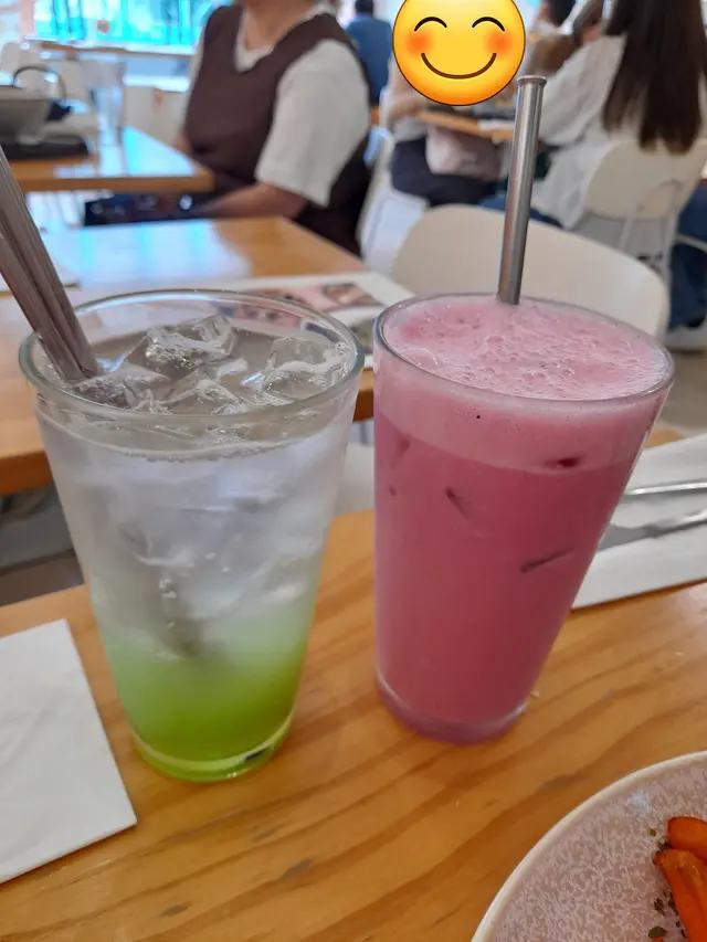 左: 苦瓜蘋果梳打, 右: 免疫力增強特飲(香蕉,火龍果,燕麥奶)