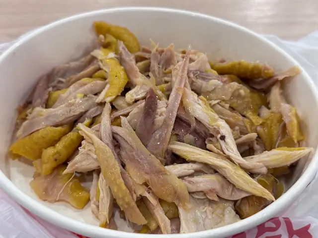 這道手撕雞真的是經典中的經典!🐔💯
雞肉質地鮮嫩多汁,絲絲分明,入口即化,完全不柴👍。調味方面,保留了雞本身的鮮香,原味呈現最純粹的雞香味,沒有過多的調料搶戲,反而讓人吃得更過癮!😋✨
冷吃也毫不遜色,尤其適合夏天或當作開胃冷盤。肉質處理得非常到位,完全沒有異味或腥味,整體感覺非常乾淨衛生!🧼✅
推薦指數:⭐️⭐️⭐️⭐️⭐️(5/5)
再點意願:💯 必點!