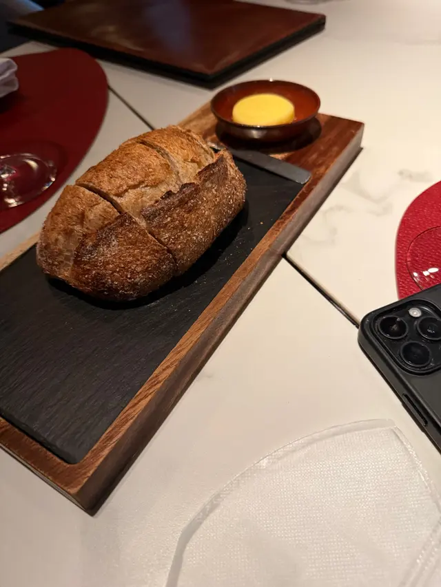 餐前麵包有驚喜外脆內軟😋