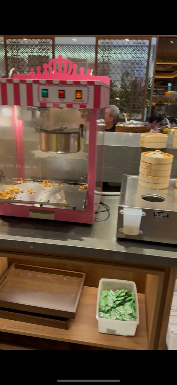 出邊自助區完全冇人refill食物👎