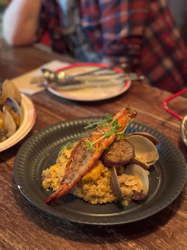 大蝦外焦內嫩，仲有鵪鶉蛋、茄子做配菜，有濃郁嘅椰香味，仲有喇沙湯底微微嘅香辣，增添了層次感，同米飯相得益彰，整體口感豐富，既有海鮮嘅鮮甜，又有椰香嘅柔滑😆