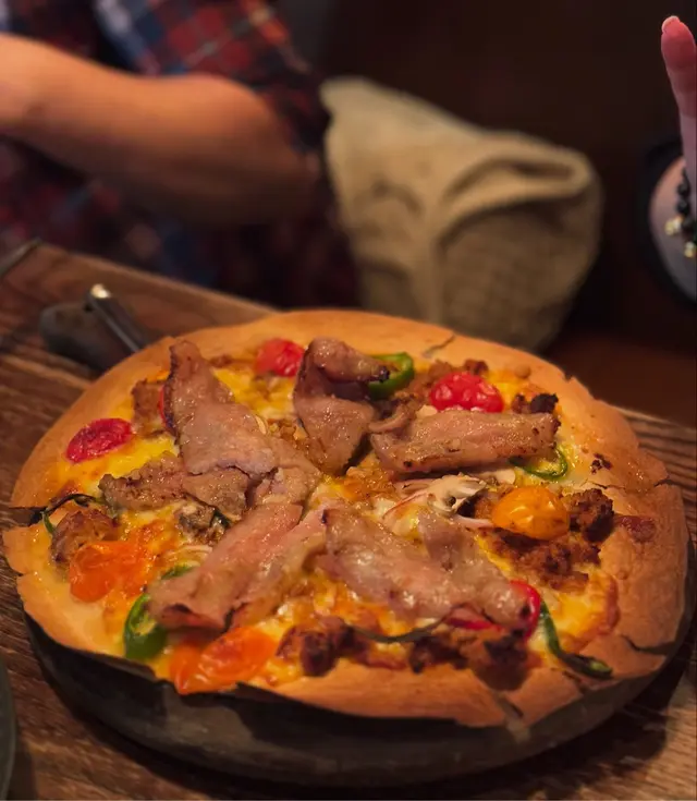 豬頸肉好大塊，足料，肉質鮮嫩彈牙，配搭埋辣肉碎，讓整體口感豐富而不單調，薄餅底，唔會太厚，配搭少許嘅蕃茄仔，抵消肉類嘅油膩感，真心好食🤤