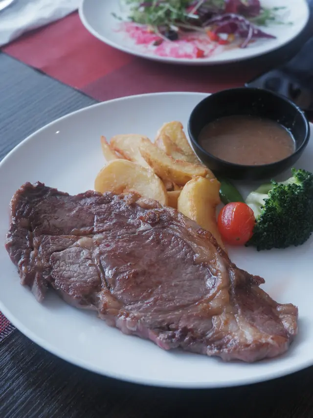 加拿大肉眼扒配粟米蓉