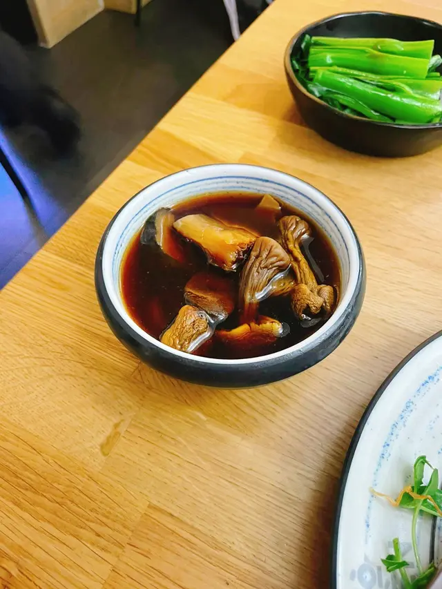 黑蒜姬松茸燉湯