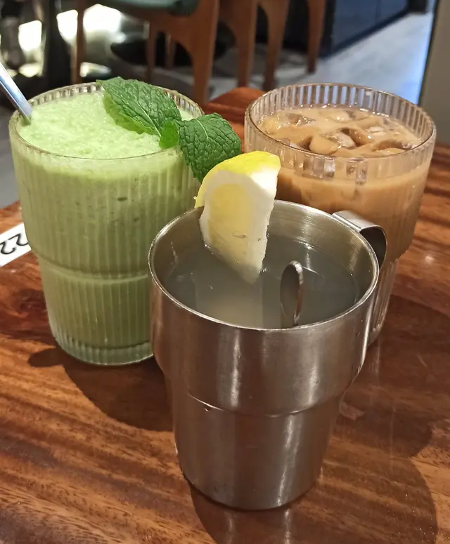 開心果椰子奶昔、凍生椰拿鐵、熱鮮檸檬薏米