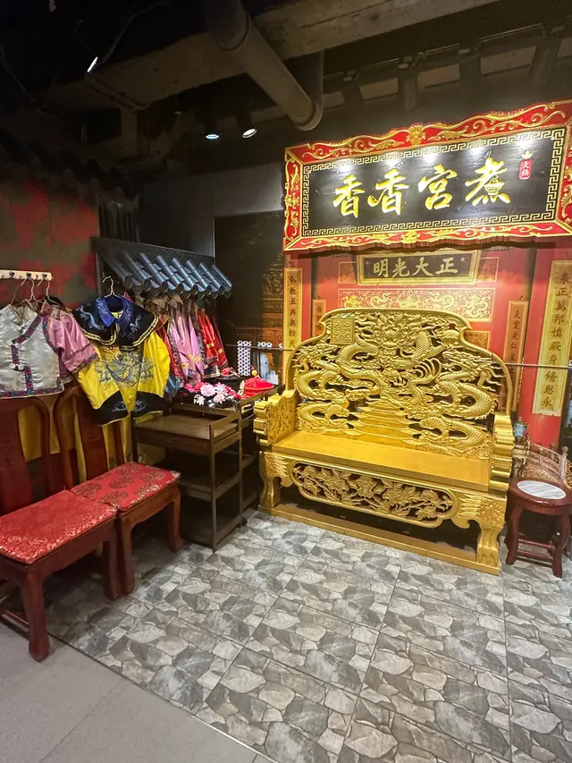 一個亮麗嘅龍椅