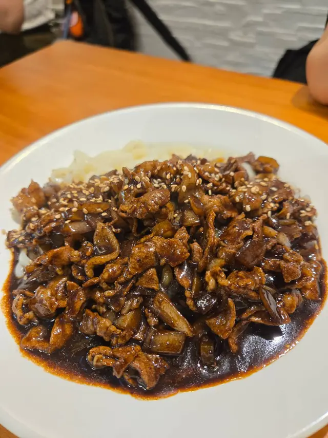 這道炸醬麵色澤深邃,醬汁濃稠,甜中帶鹹。醬料由炒香洋蔥、碎豬肉及韓式甜麵醬調製而成,帶微微焦香,與煙韌的寬身烏冬完美掛汁。口感厚重但不膩,適合重口味愛好者,是韓式經典中的安心之選。
#炸醬麵 #韓式炸醬麵 #甜麵醬 #韓國烏冬 #都市樂主菜