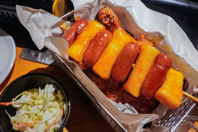 甜辣炸雞 + 香腸年糕串 (半份)