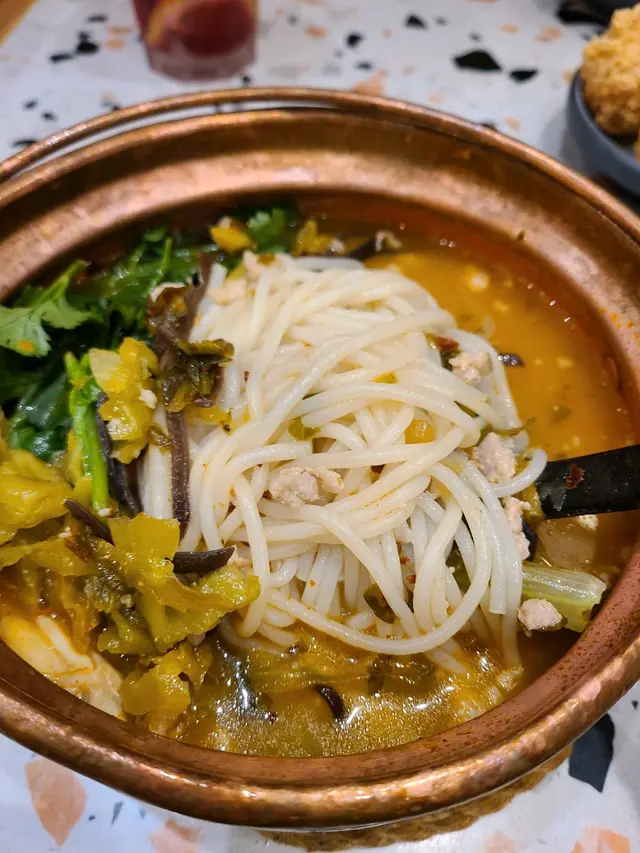 招牌豬扒酸酸辣辣銅鍋米線