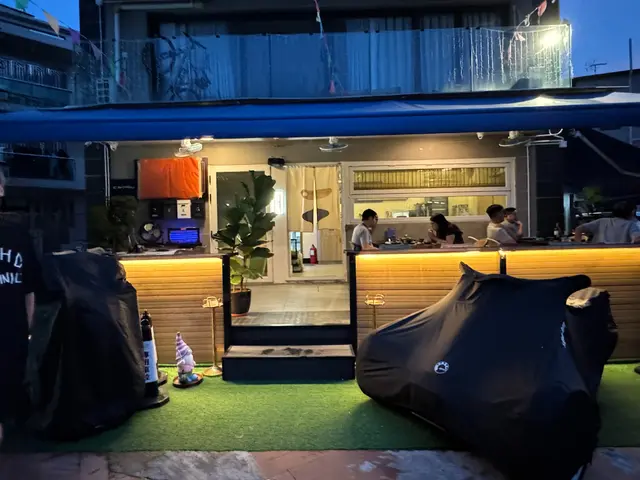 遠離市區嘅嘈雜，室內裝潢走簡約日式風，木傢俬加柔和燈光，感覺好溫馨好 Chill。