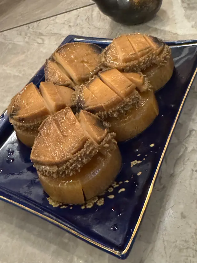 真是一個大驚喜，鮑魚煮得軟腍彈牙，底層嘅蘿蔔索晒鮑魚嘅精華，甜到不得了，食落好似融化咁，絕對係今晚嘅 MVP！